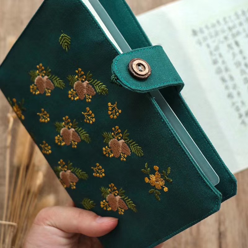 Sổ Tay A5 Bọc Lụa Thêu Hình Họa Tiết 90 Màu Bìa Hồng và Xanh Lá – 03 Loại Giấy