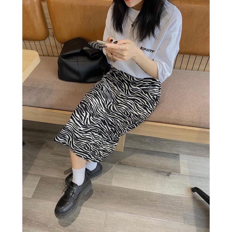 Set Áo Phông Trắng Off Mix Chân Váy Chữ A Dáng Dài Họa Tiết Da Báo - Chân Váy Midi Dài Sọc Ngựa Vằn Thời Trang 2022