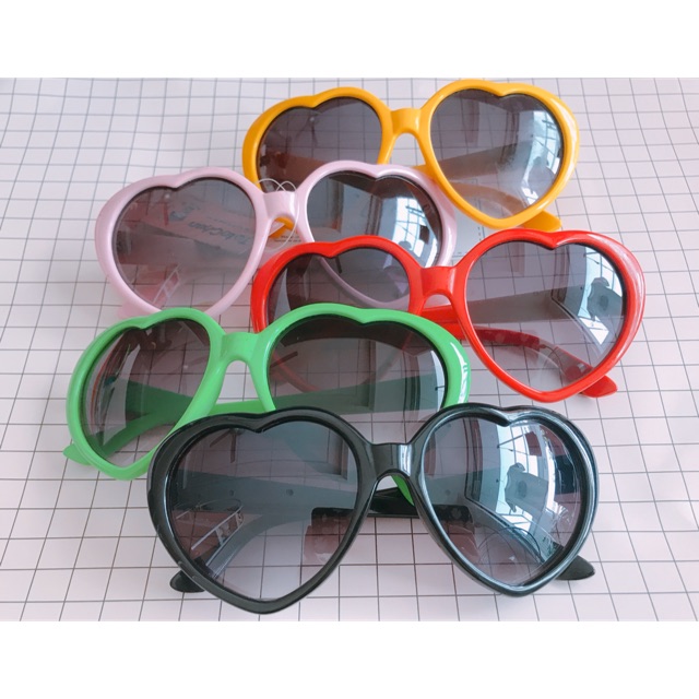 Kính mắt trái tim nhiều màu