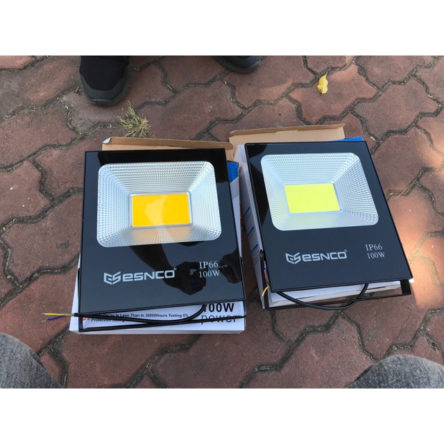 Đèn pha led 100W chuyên công trình ngoài trời chống nước IP66, vỏ nhôm đúc tản nhiệt tốt