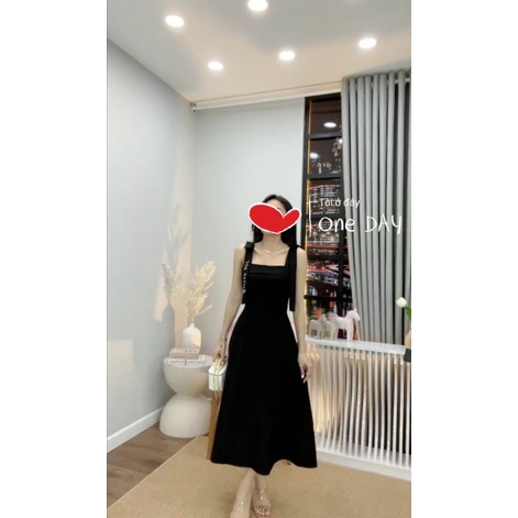 Đầm đen hai dây chữ Sweet girl thêu