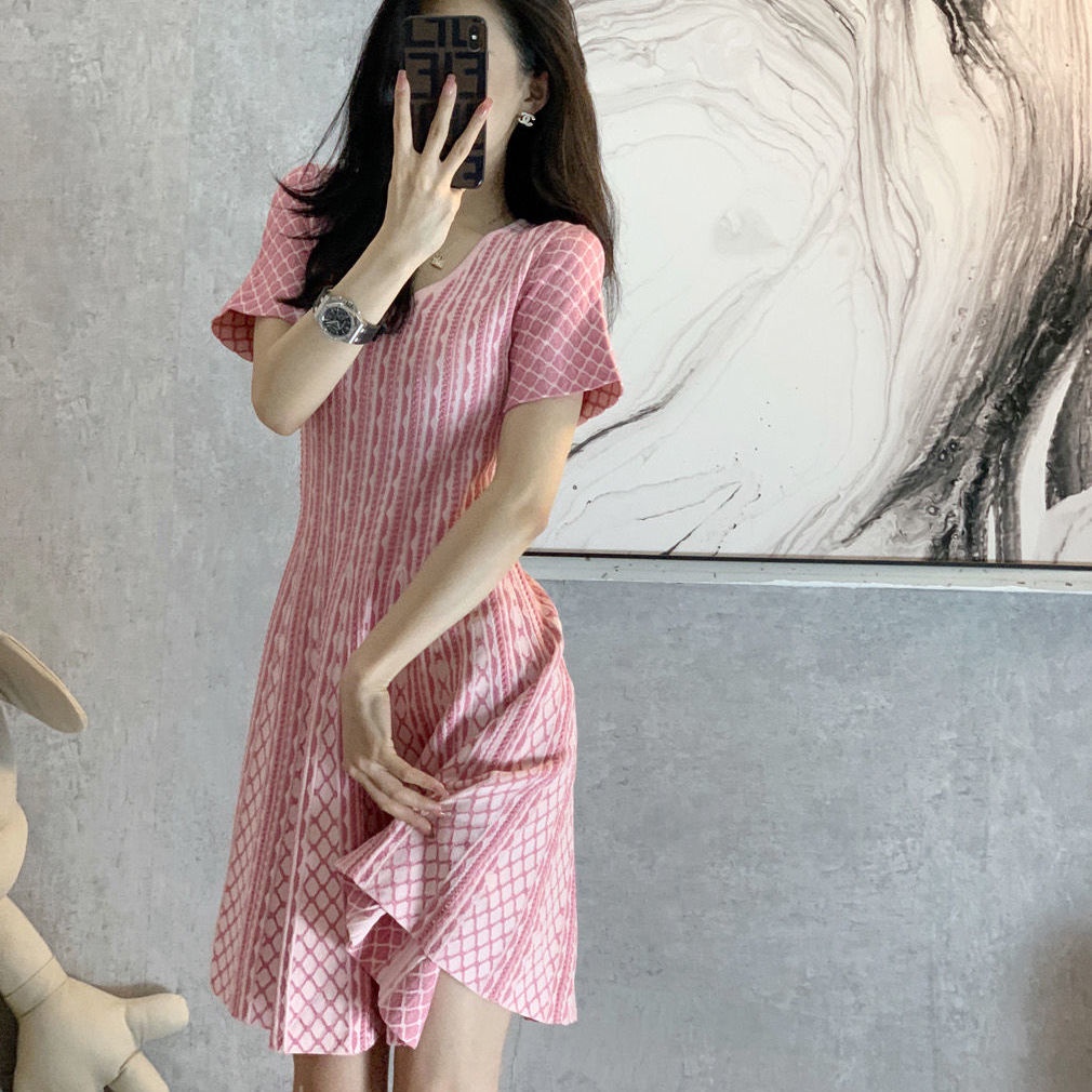 Pink dress women's summer new French style retro niche waist slimming elegant short-sleeved knitted dress