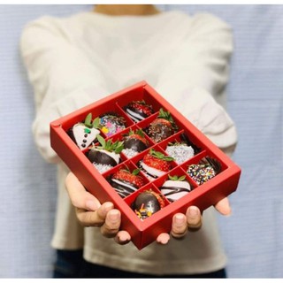 Hộp đựng  socola 12 viên( mẫu chấm bi)