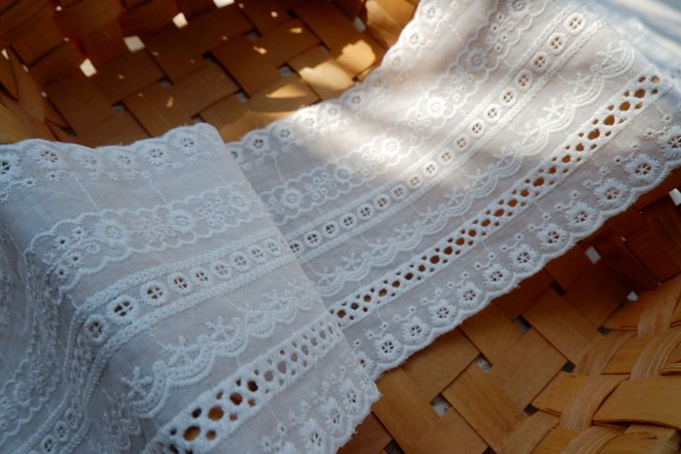 Cuộn vải ren 5-12cm dập nổi họa tiết thích hợp trang trí phòng nội thất