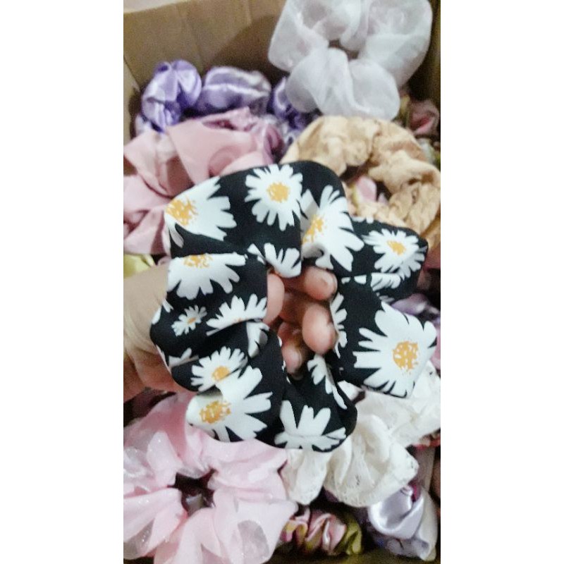 Scrunchies hoa cúc và nhiều họa tiết khác