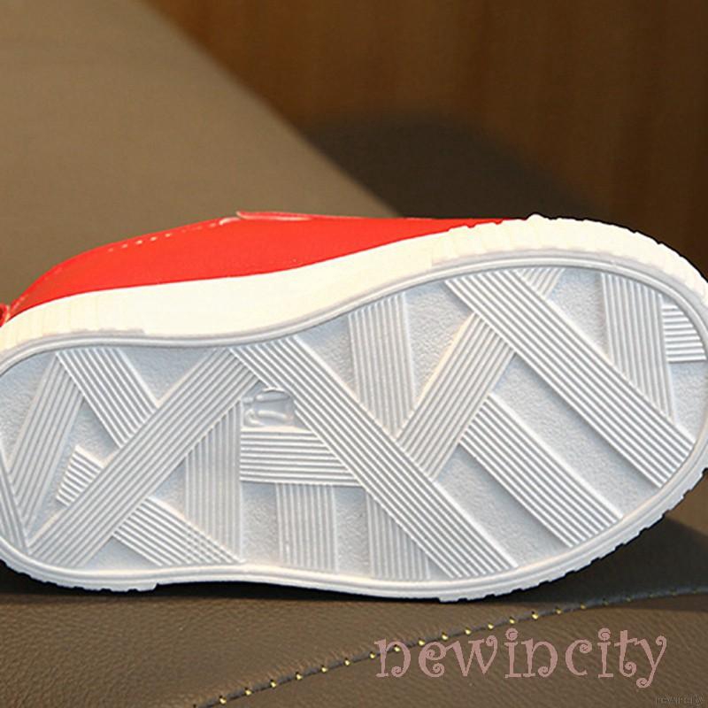 Đôi giày đế mềm chống trượt họa tiết dễ thương cho bé