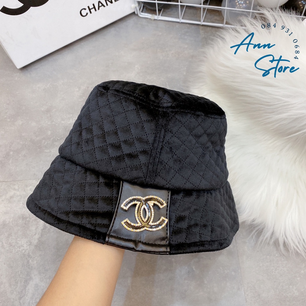 Mũ bucket Chanel nhung trầm trám siêu đẹp, logo đá sang trọng, sẵn 2 màu Đen - Be y hình