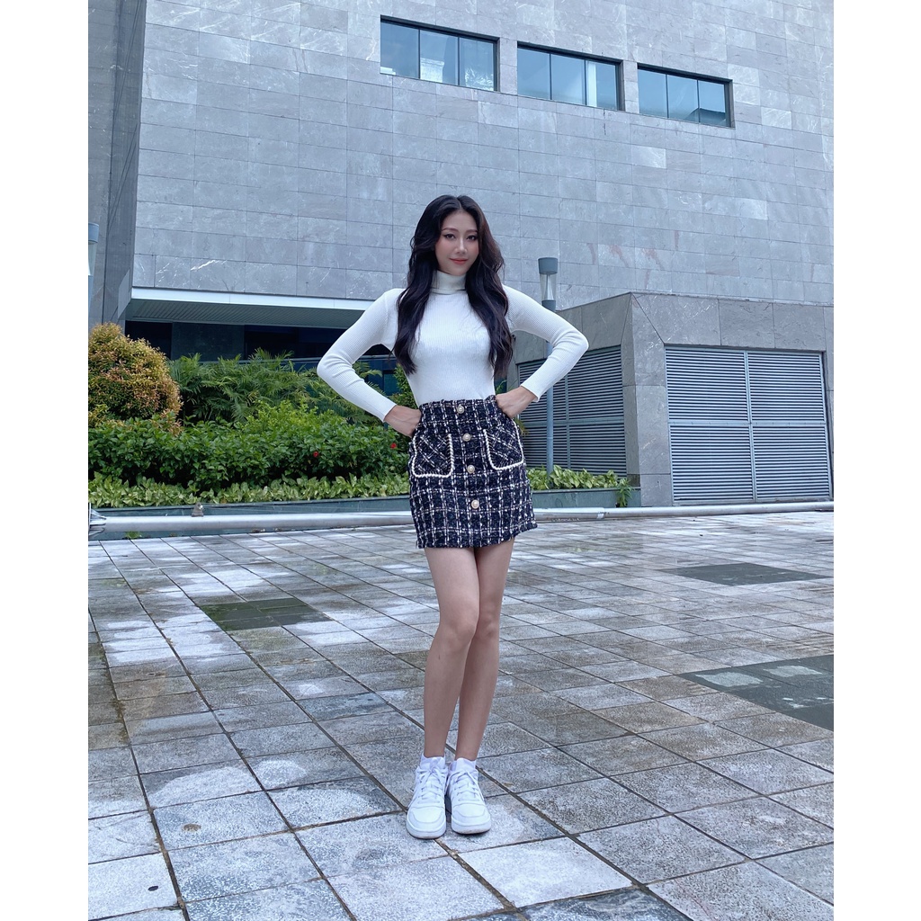 Set đồ cho bạn nữ cá tính: chân váy dạ kết hợp áo croptop và áo khoác cadigan len