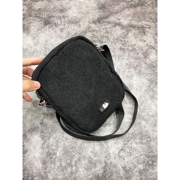 Túi đeo chéo nhung tăm M L B