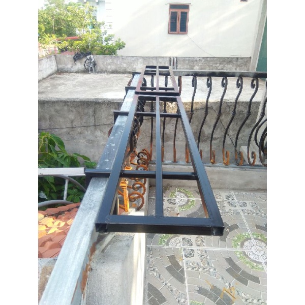 Kệ móc - kẹp ban công- dành cho Lan can hộp vuông 2-3-4-5-6-8cm. Kích thước kệ Dài 75cm. Rộng 20cm. Hộp thép 2*2cm