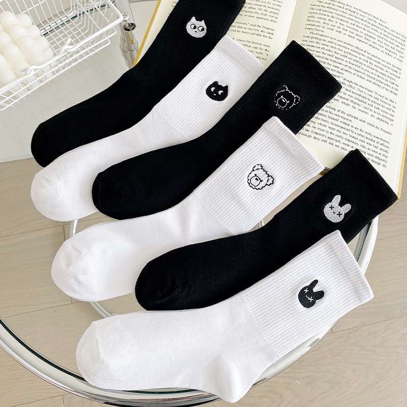 Vớ cotton cổ trung họa tiết thỏ hoạt hình dễ thương màu trắng đen thoải mái dễ phối đồ cho nữ