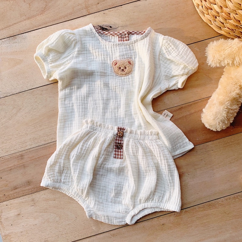 Bộ xô kem gấu thêu quần bí xinh xắn cho bé