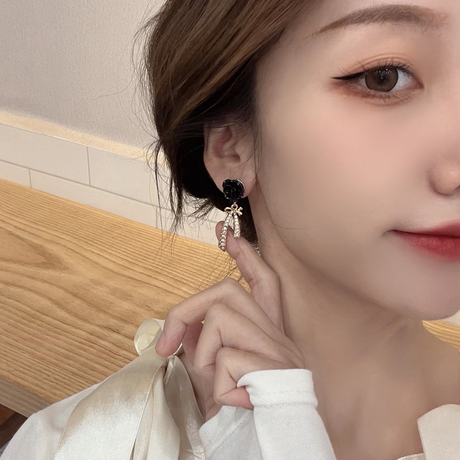 Khuyên tai kẹp không bấm lỗ chốt cố định K025 bằng hợp kim mạ bạc hình bông hoa kèm nơ đính đá dáng midi Leous