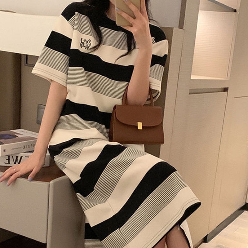 Đầm IELGY mỏng dáng rộng xẻ tà hoạ tiết kẻ sọc cổ điển cho nữ