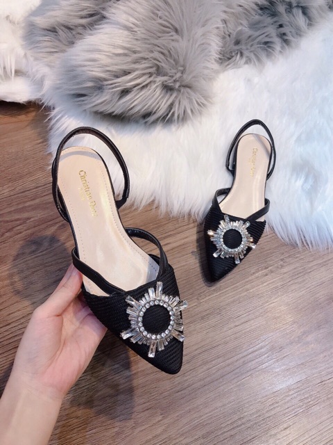 Giày sandal bít mũi hoa đá chất đẹp