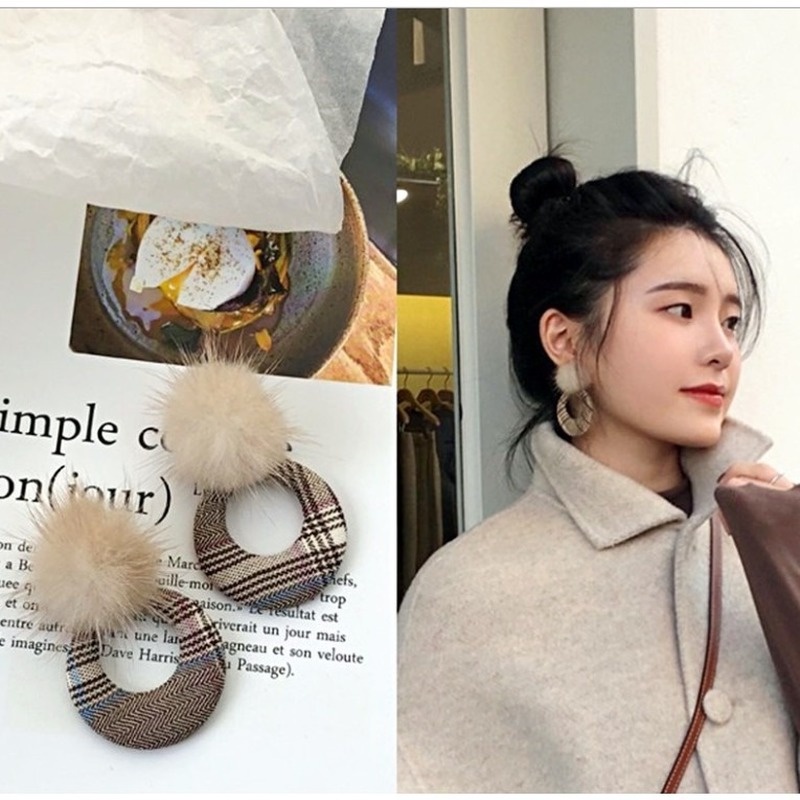 Khuyên tai tròn đính pompom thời trang dễ thương xinh xắn dành cho nữ chất lượng cao an toàn đáng tin cậy