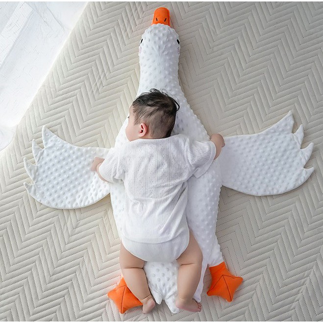 Gối vịt trắng nằm sấp chống đầy hơi cho bé size to nhất 97cm Tutimommy