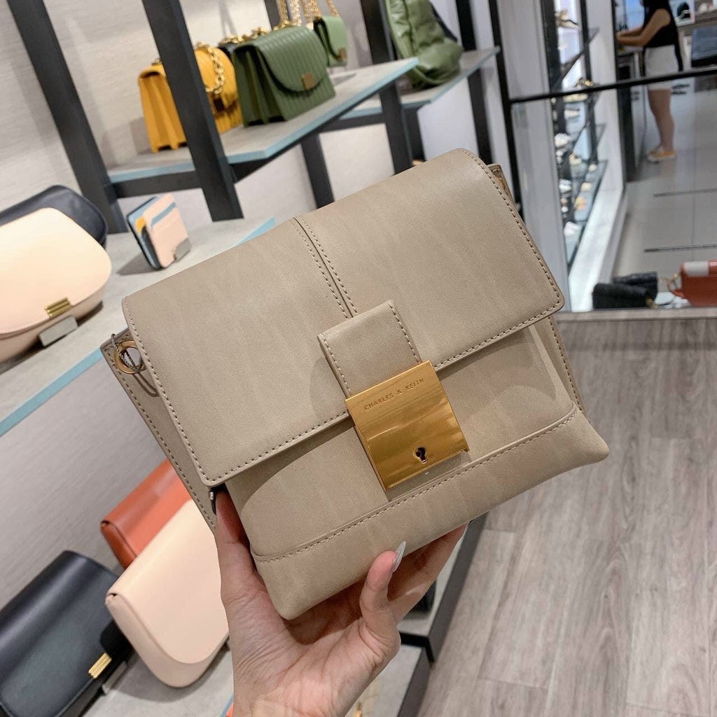 Túi đeo vai đeo chéo nữ CNK chất da chuẩn hàng store.Lock Crossbody Bag0