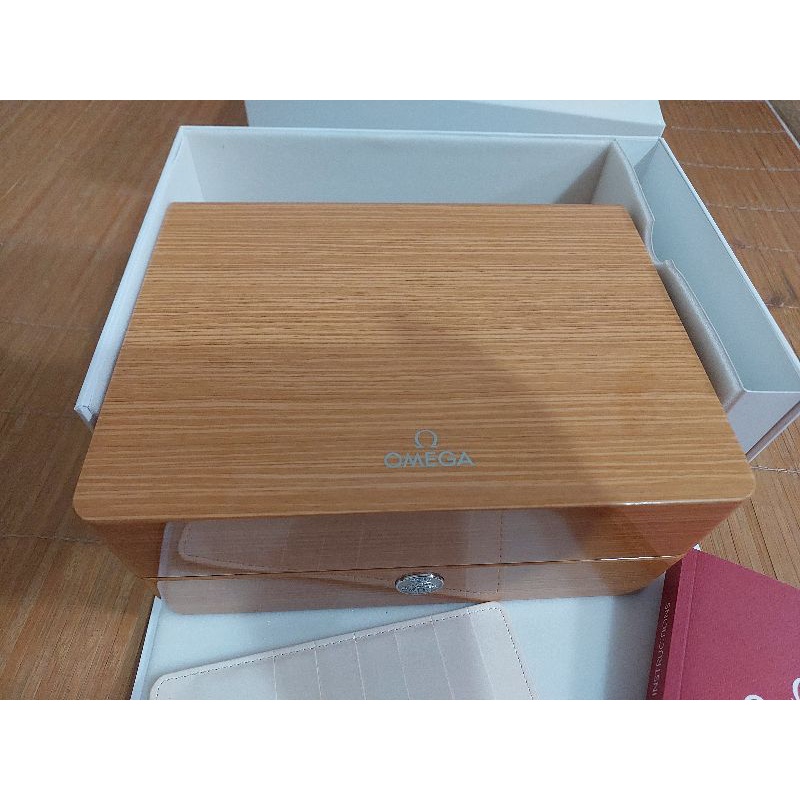 Hộp đồng hồ omega chính hãng