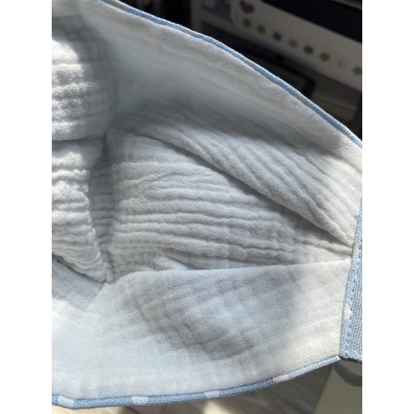 Khẩu trang vải linen lót vải xô muslin ở trong mẫu chấm bi xanh