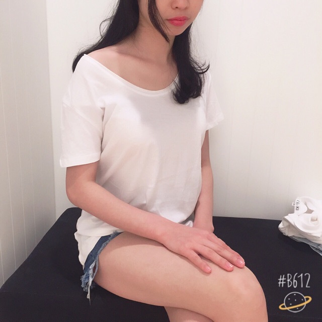 Áo phông nữ cổ tim, made in koeran. Chất liệu cotton nhẹ ,mặc được 2 kiểu cổ tim , hoặc lệch vai , màu trắng và cam đất