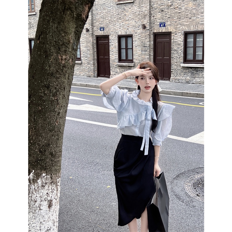 Jane Áo sơ mi công sở cách điệu hiện đại màu Blue trẻ trung - chân váy đen vạt chéo thời trang Hàn Quốc