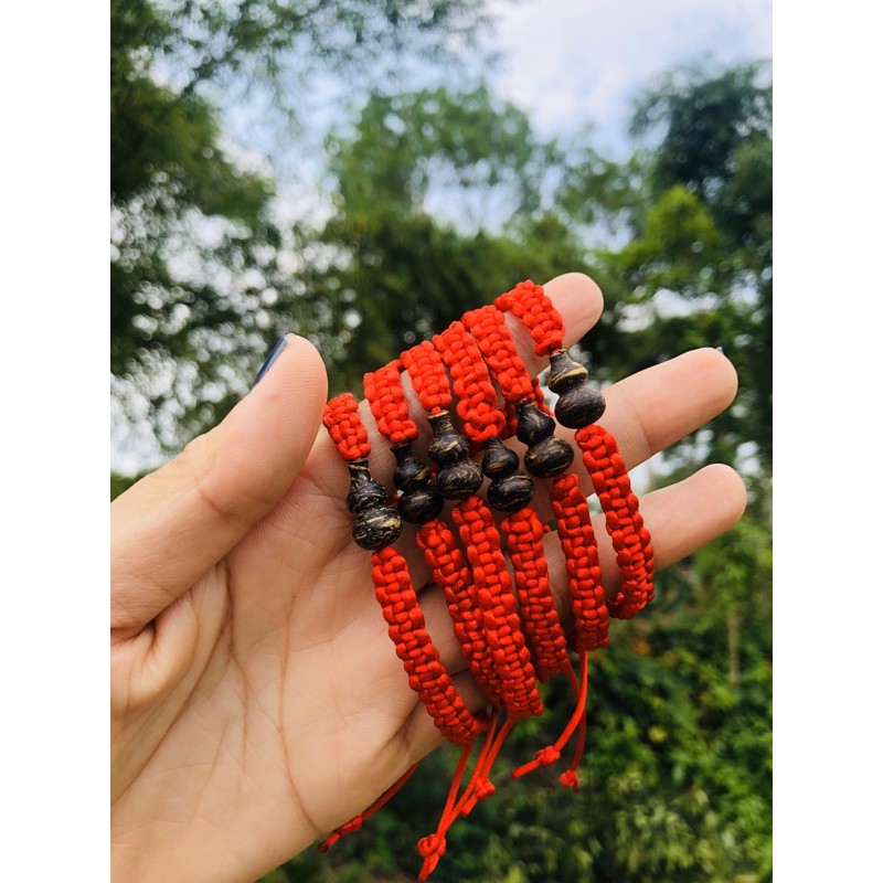 Vòng chỉ đỏ hồ lô trầm hương sánh chìm cao cấp đem lại may mắn