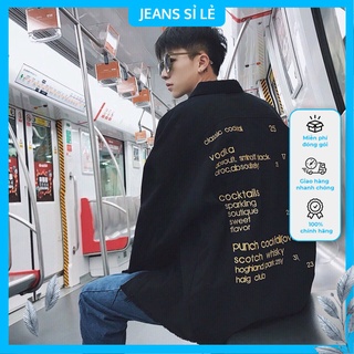 Áo khoác jean nam họa tiết in chữ màu vàng nổi bật sau lưng phong cách Hàn Quốc – Shop jean sỉ lẻ