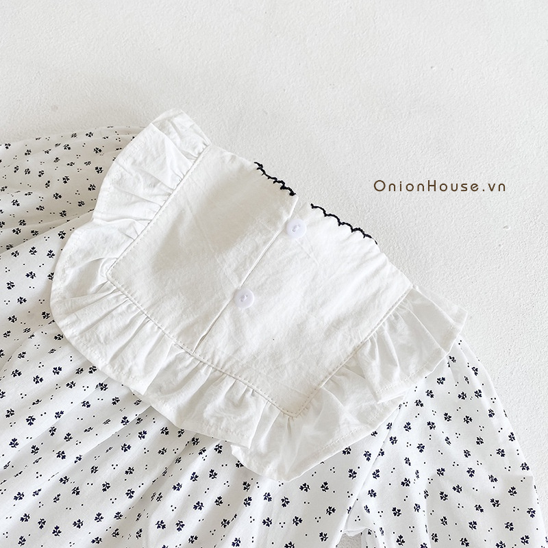 Áo trắng dài tay hoa nhí xanh cổ bèo vuông bé gái