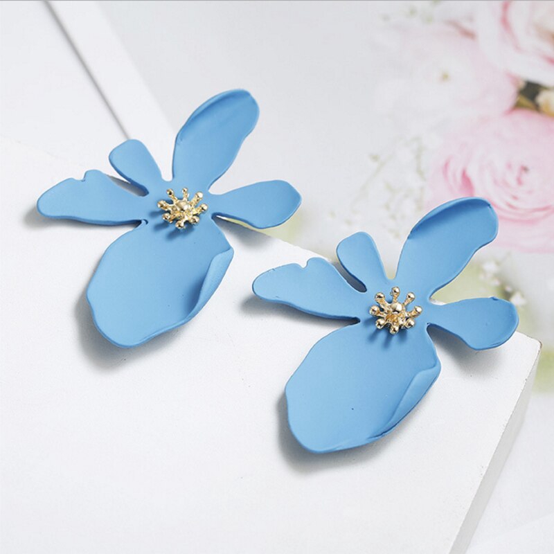 Đôi khuyên tai hoa nở phong cách nữ tính