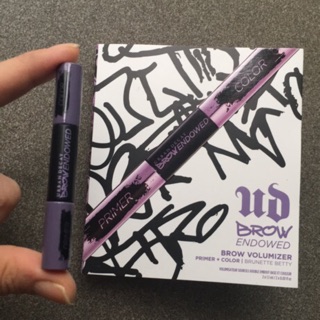 Urban Decay - Chuốt định hình lông mày 2 trong 1 - Brow Endowed Brow Volumizer primer + color màu brunette betty - USA