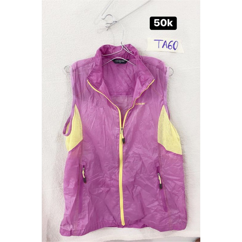 áo khoác dù cộc tay màu hồng tím phối vàng. TA60