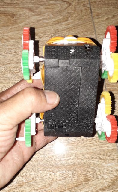 Một chiếc xe mô hình con Ong bằng nhựa chạy PIN rất đẹp tặng kèm pin