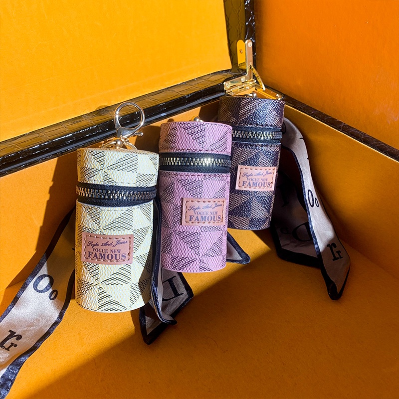 Móc khóa có khăn choàng lụa và túi xô da dùng đựng son môi mini làm quà tặng cho cặp đôi