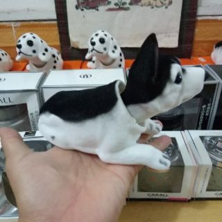 Chó cảnh lắc lư để xe ô tô