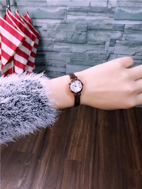 Đồng hồ nữ Yuhao mặt vát 3d nhỏ xinh | BigBuy360 - bigbuy360.vn