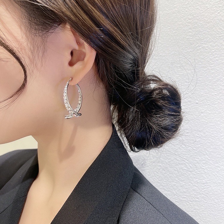 Bông Tai Hàn Quốc Đính Đá Lấp Lánh Hình Chữ C Siêu Đẹp Cao Cấp Mainia Shop
