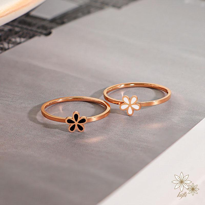 【kifli】Nhẫn Titan Hình Hoa Cúc Nhỏ Màu Trắng Đen Cá Tính Phong Cách Hàn Quốc