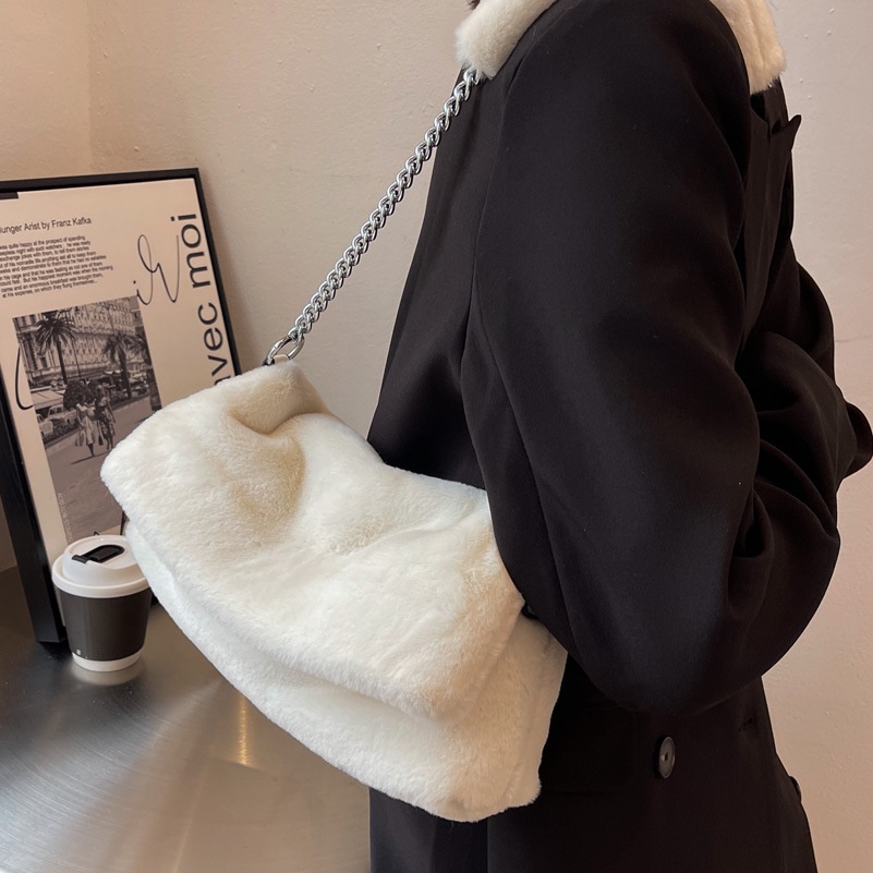 Túi xách messenger IELGY nhồi bông đeo dưới cánh tay phối dây xích hợp thời trang