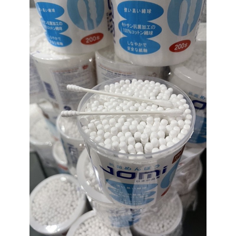 Tăm bông ráy tai người lớn JOMI kháng khuẩn, thân giấy cứng, bông gòn mềm giúp làm sạch tai dễ dàng hơn.