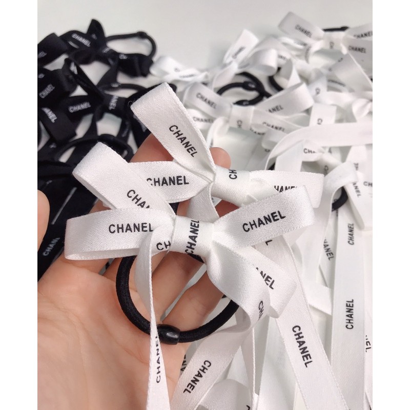 cột tóc chanel nơ ruy băng jennie
