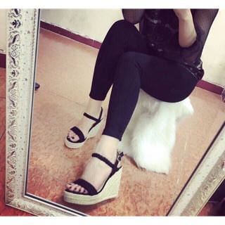 Sandal đế xuồng cao 10cm, tôn dáng một cách tự nhiên
