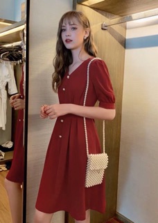 Đầm đỏ cổ V nút giữa