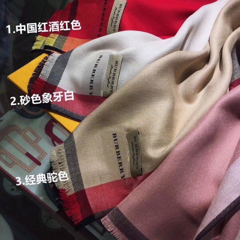 Khăn Burberry màu nâu và kem nhạt chất dạ đũi đẹp phong cách THY THY STORE