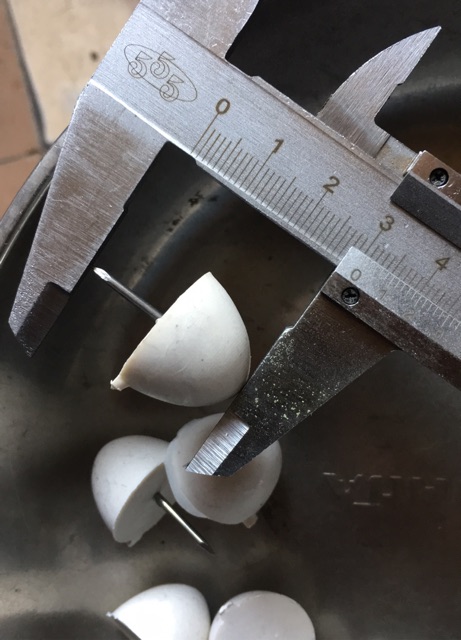 15c chân nhựa 2CM đóng chân tủ chân ghế