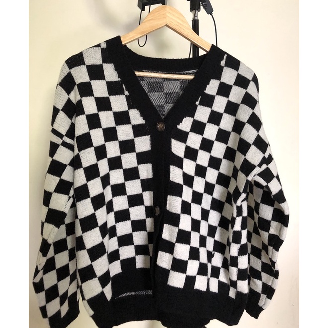 Áo gile và Cardigan kẻ caro khuy áo hot trend cho nàng