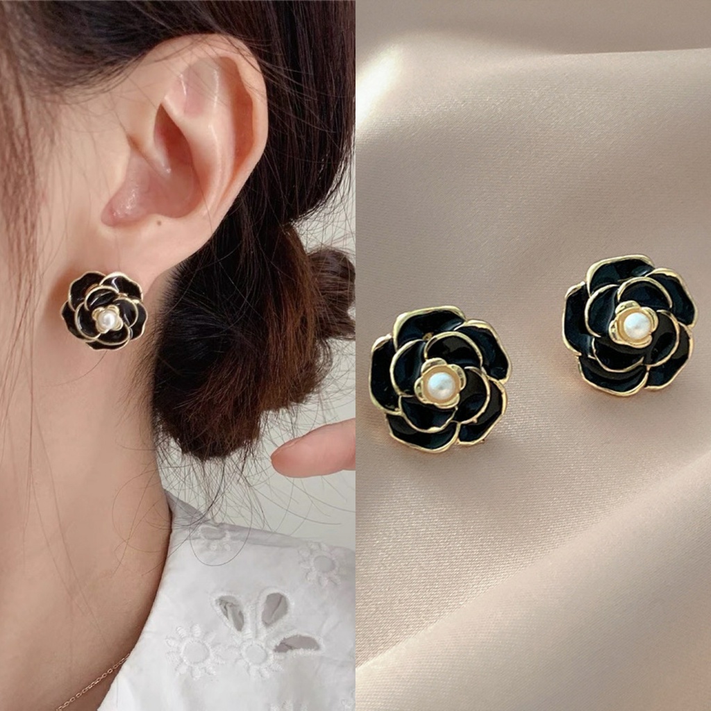 Khuyên tai nữ hoa trà đen và trắng viền mạ vàng đính ngọc trai nhân tạo TB584