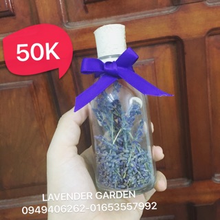 Lọ nụ và hoa oải hương tím thơm