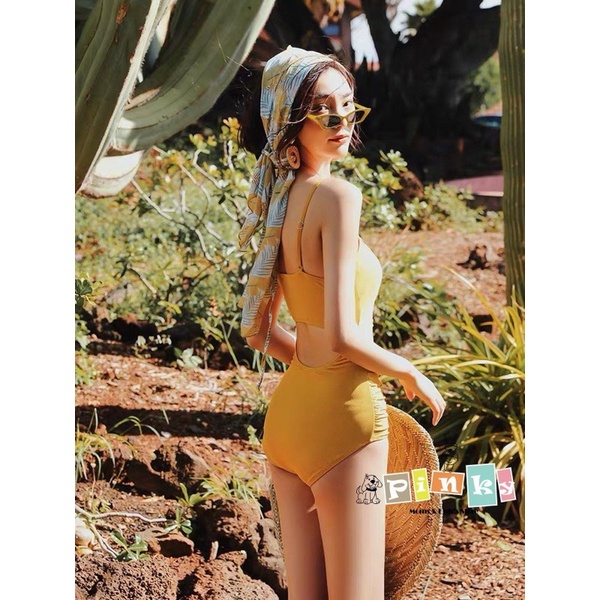 Bikini 1 mảnh màu vàng, đồ bơi liền thân kèm áo choàng hoạ tiết lá