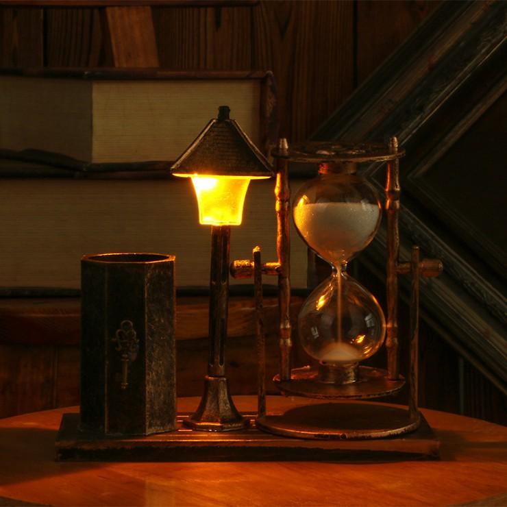 Mô hình đồng hồ cát kèm ống đựng bút tròn có đèn phát sáng decor bàn học, bàn làm việc cổ điển